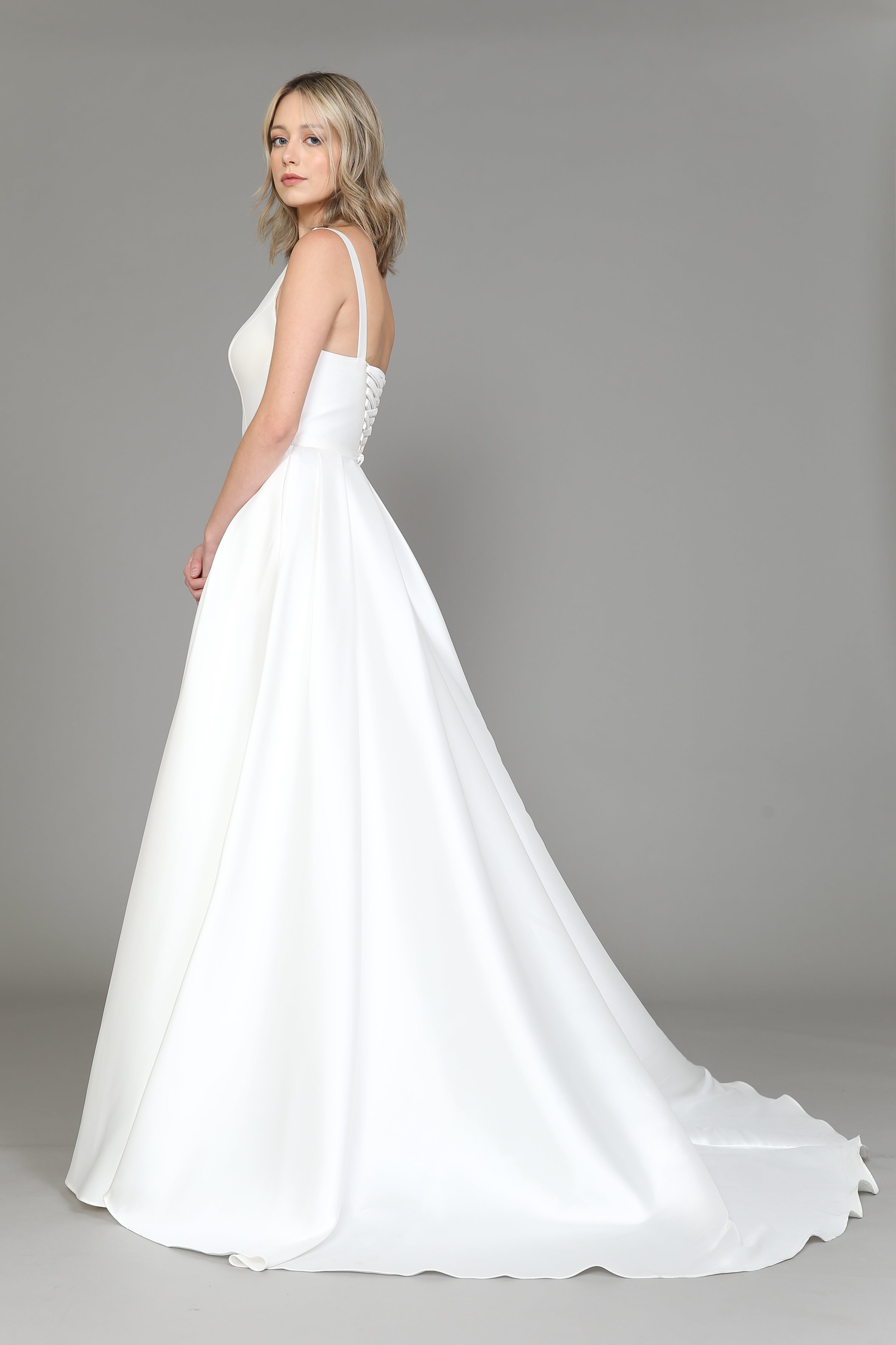 Vestido de novia de satén sin mangas de Poly USA 8528