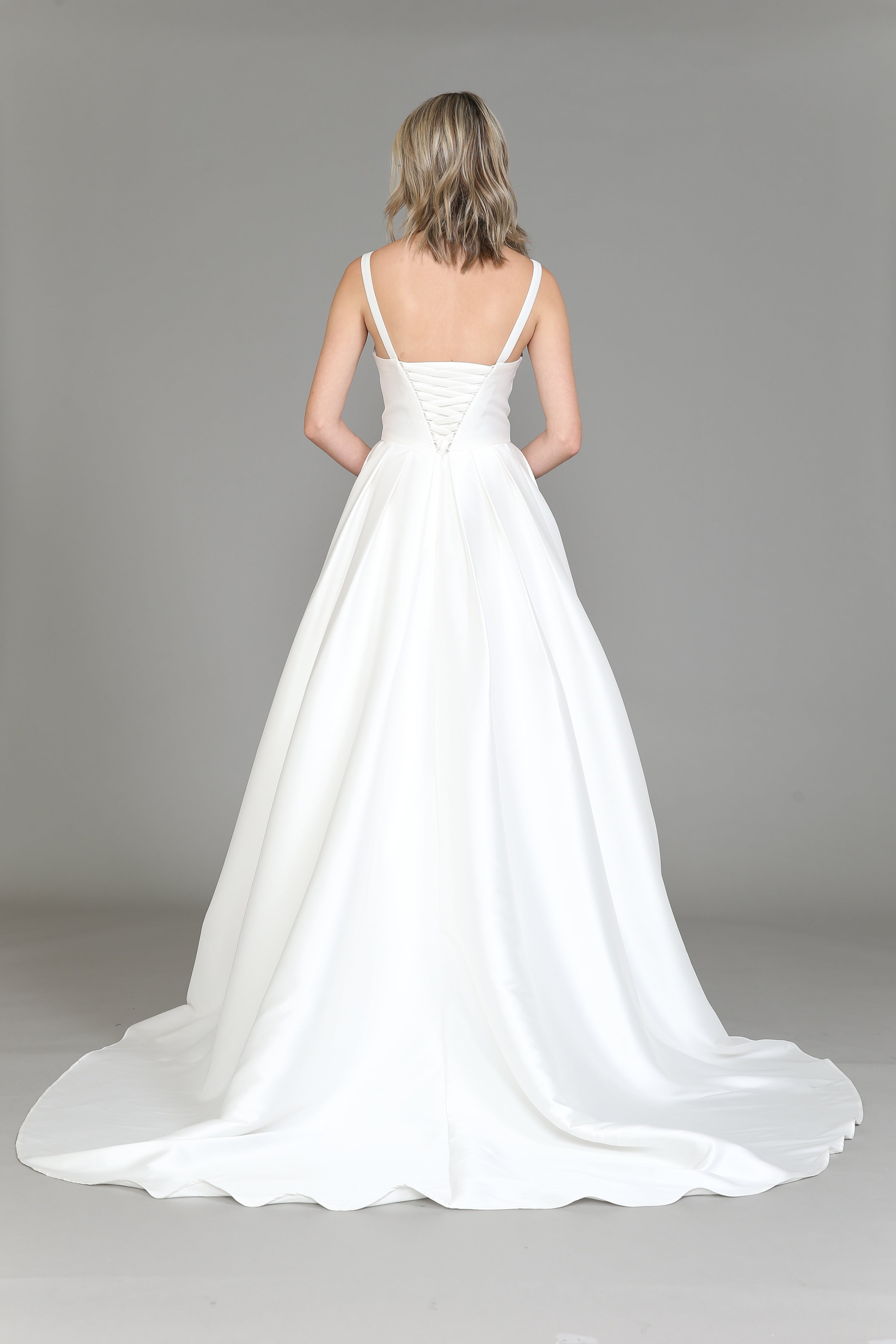 Vestido de novia de satén sin mangas de Poly USA 8528