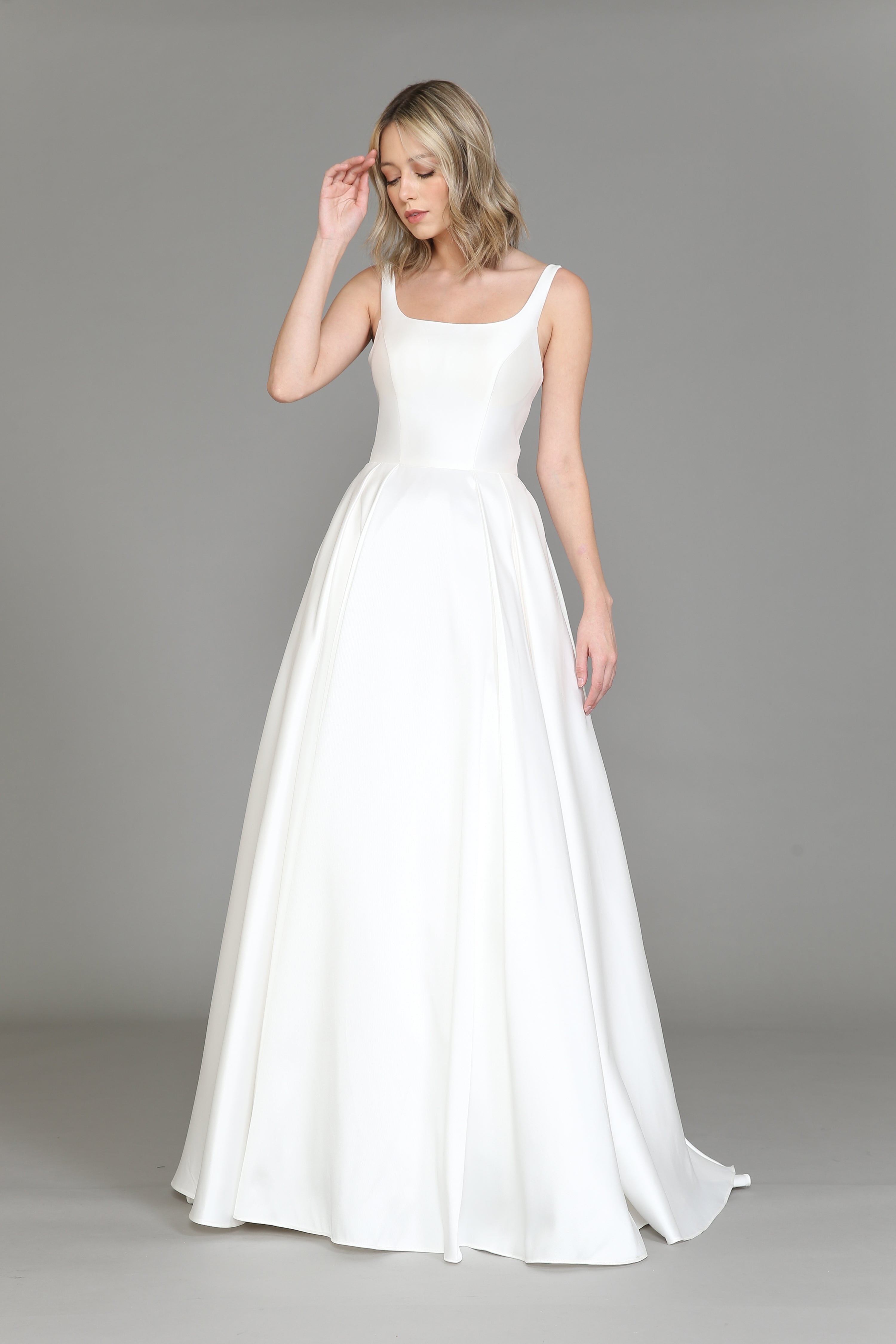 Vestido de novia de satén sin mangas de Poly USA 8528