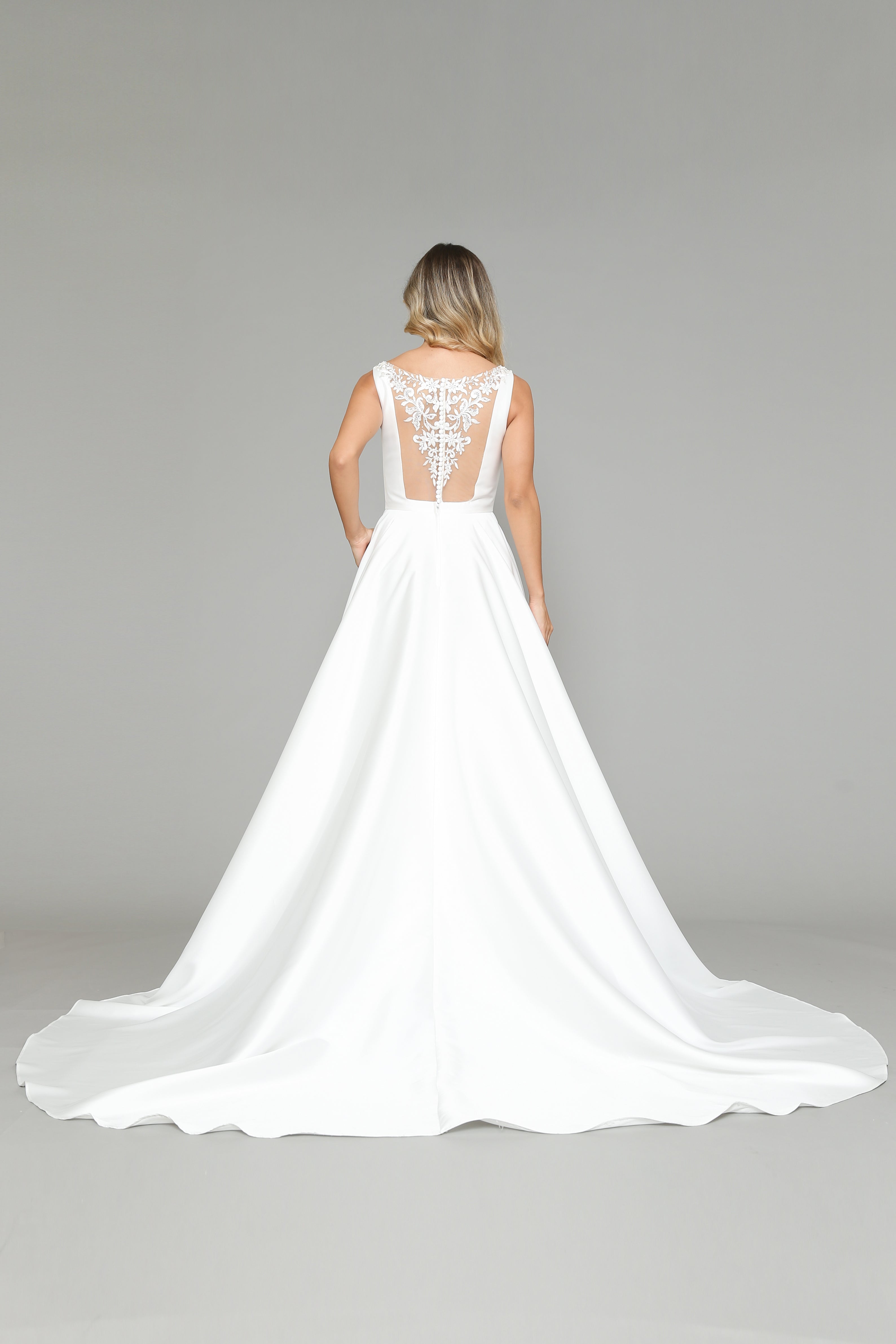 Vestido de novia de satén con escote en V de Poly USA 8582