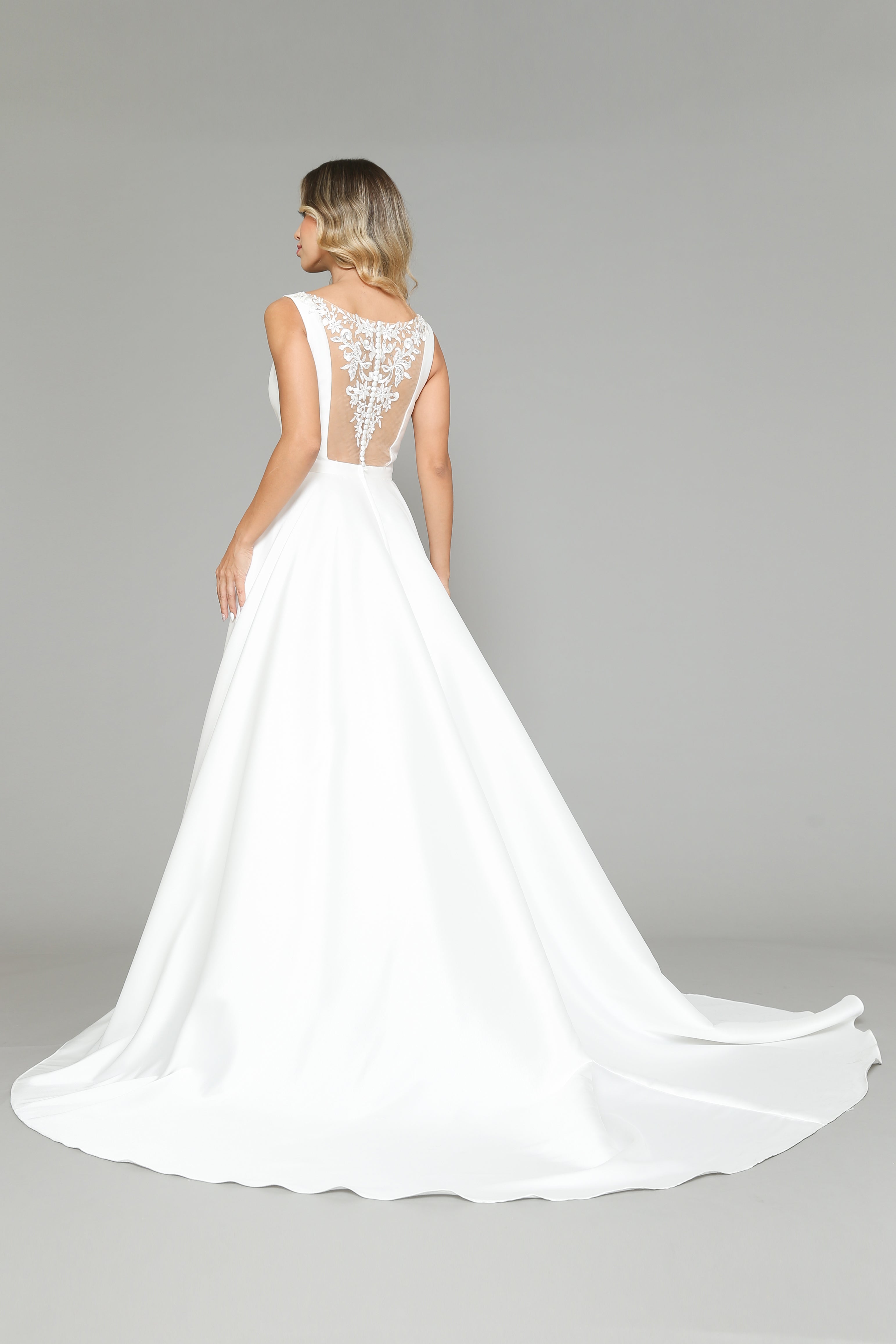 Vestido de novia de satén con escote en V de Poly USA 8582