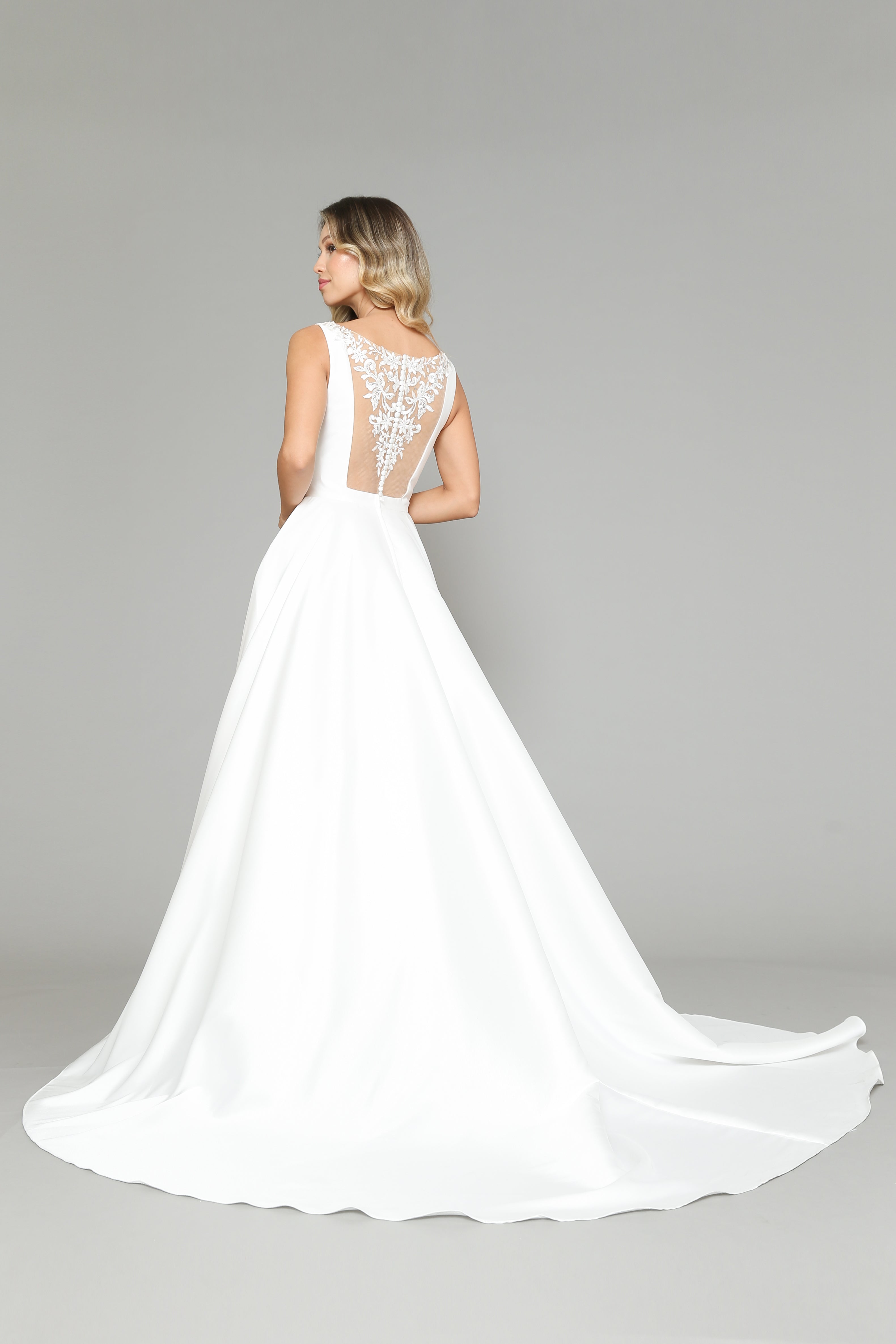 Vestido de novia de satén con escote en V de Poly USA 8582