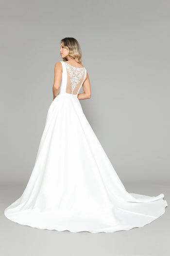 Vestido de novia de satén con escote en V de Poly USA 8582