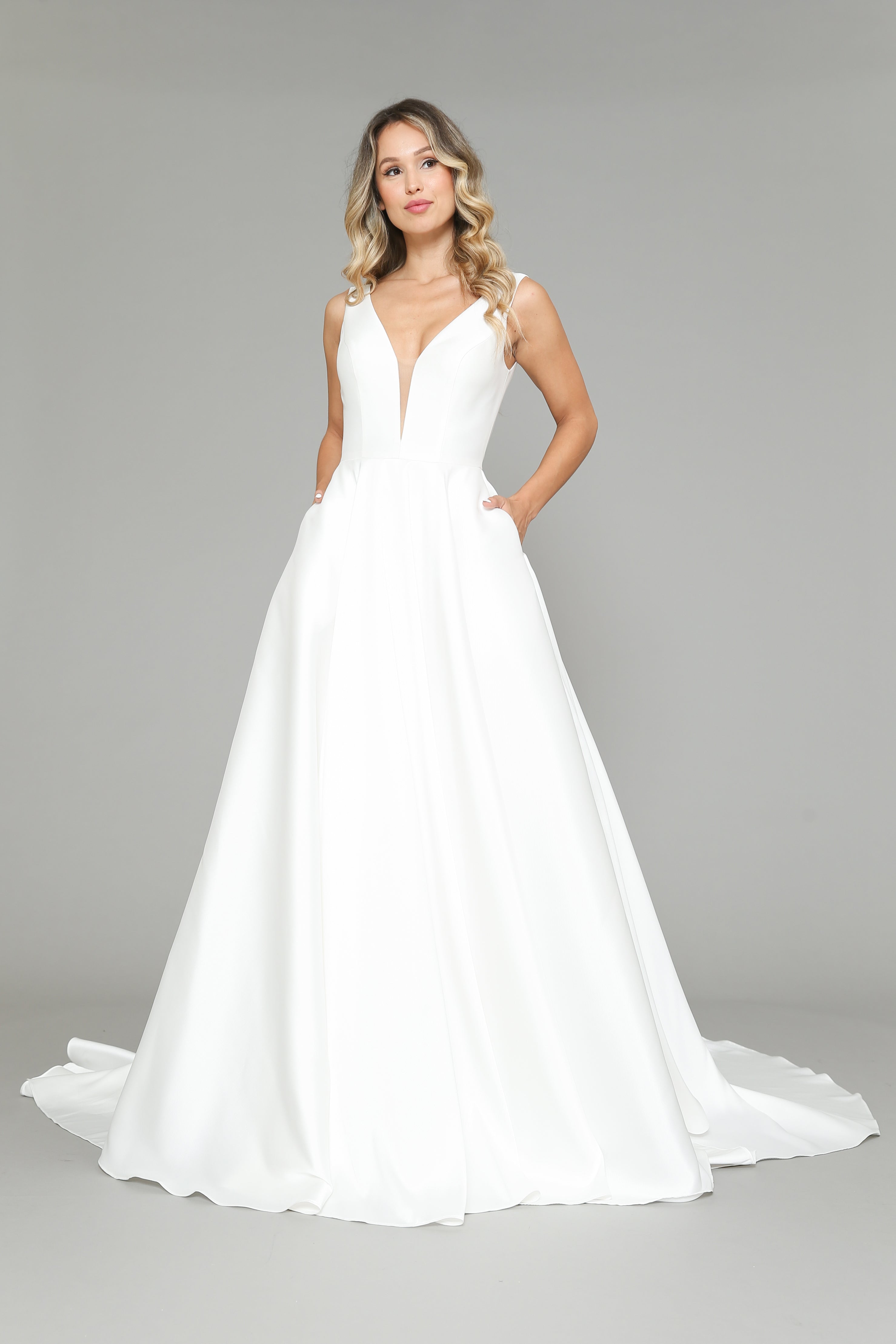 Vestido de novia de satén con escote en V de Poly USA 8582