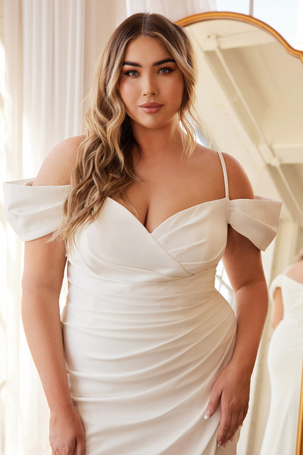 Vestido blanco ajustado con hombros descubiertos Cinderella Divine KV1057W