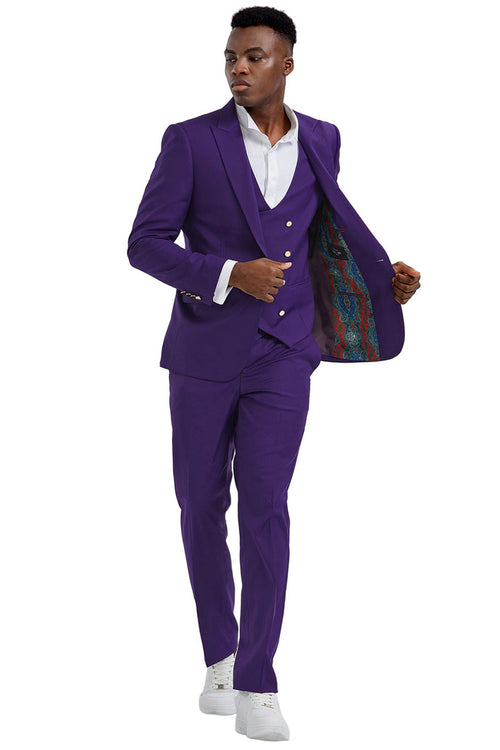 Traje de hombre con solapa de pico y un botón dorado en morado